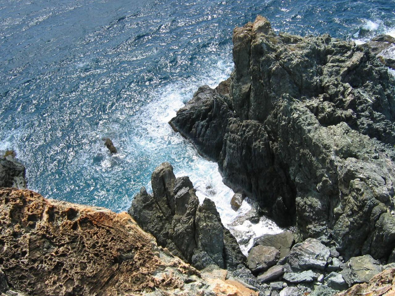 обои Вид сверху скал у моря фото