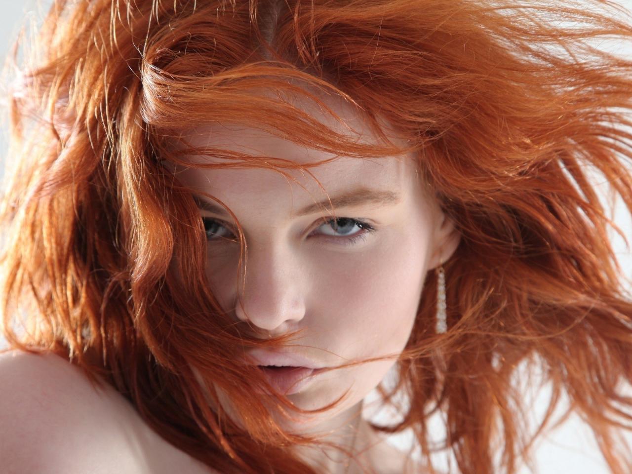обои Растрепанные рыжие волосы на портрете девушки фото