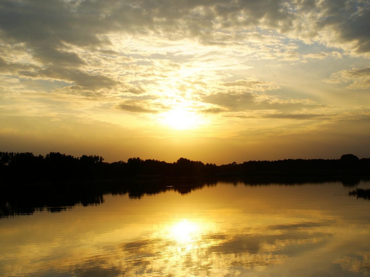 обои Вечернее солнце над озером фото