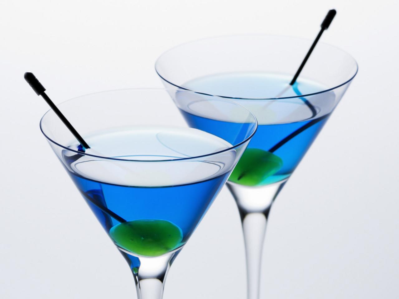обои Два бокала с голубым напитком фото