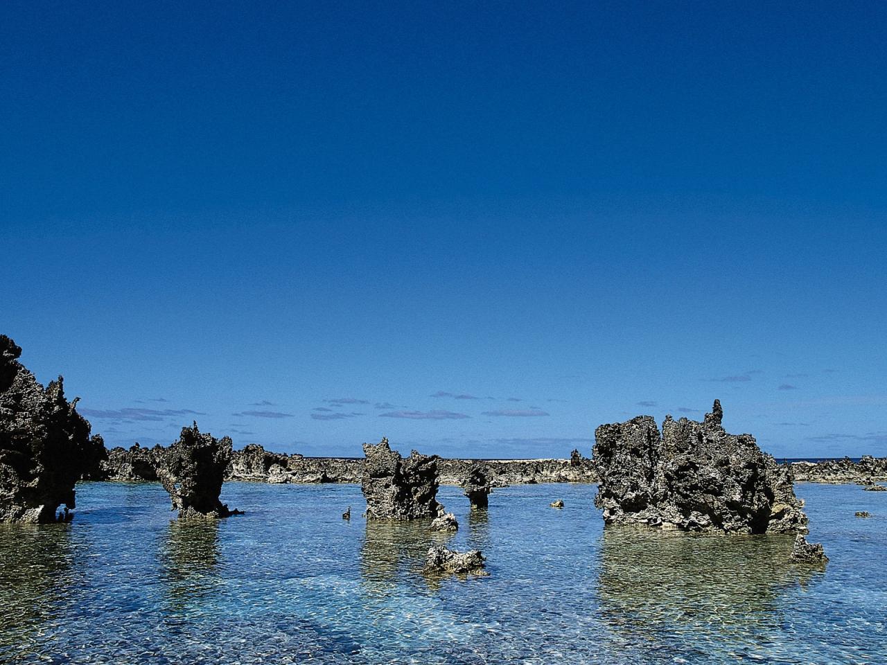 обои Структурные скалы и камни в воде морской фото