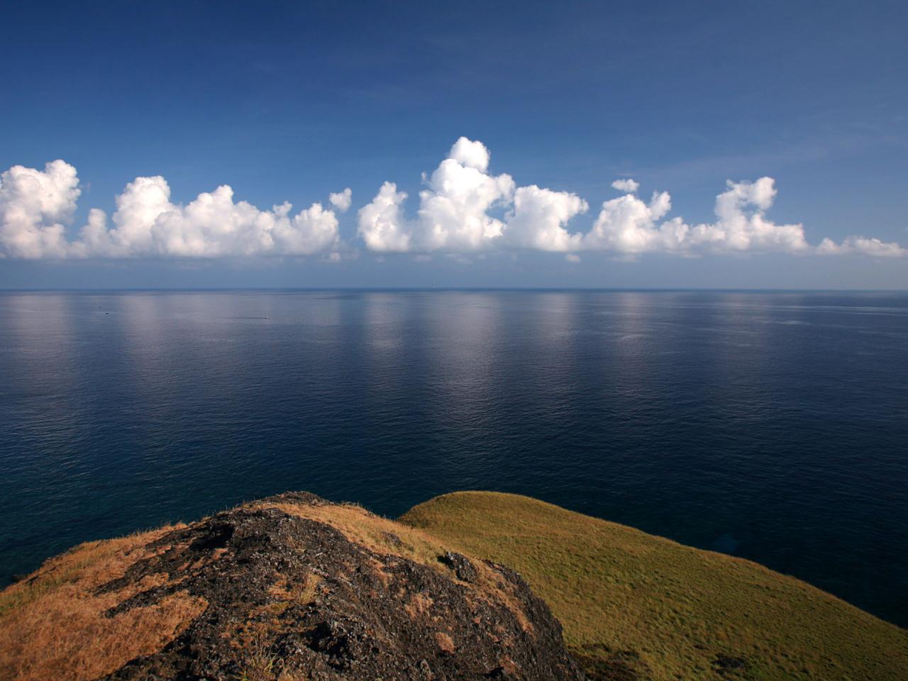 обои Берег,   морская гладь и белые облака фото