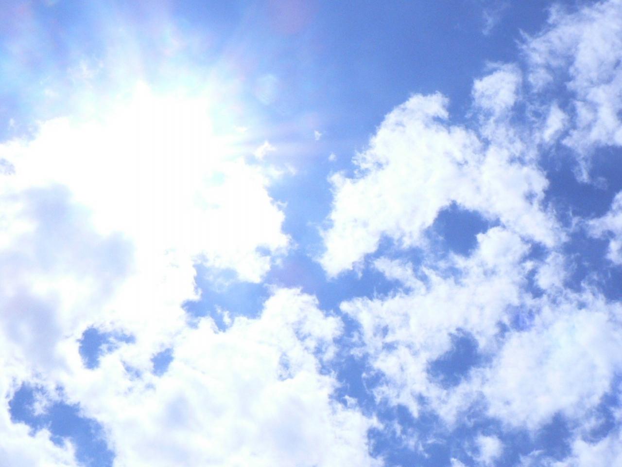 обои Легкие облака в небе фото