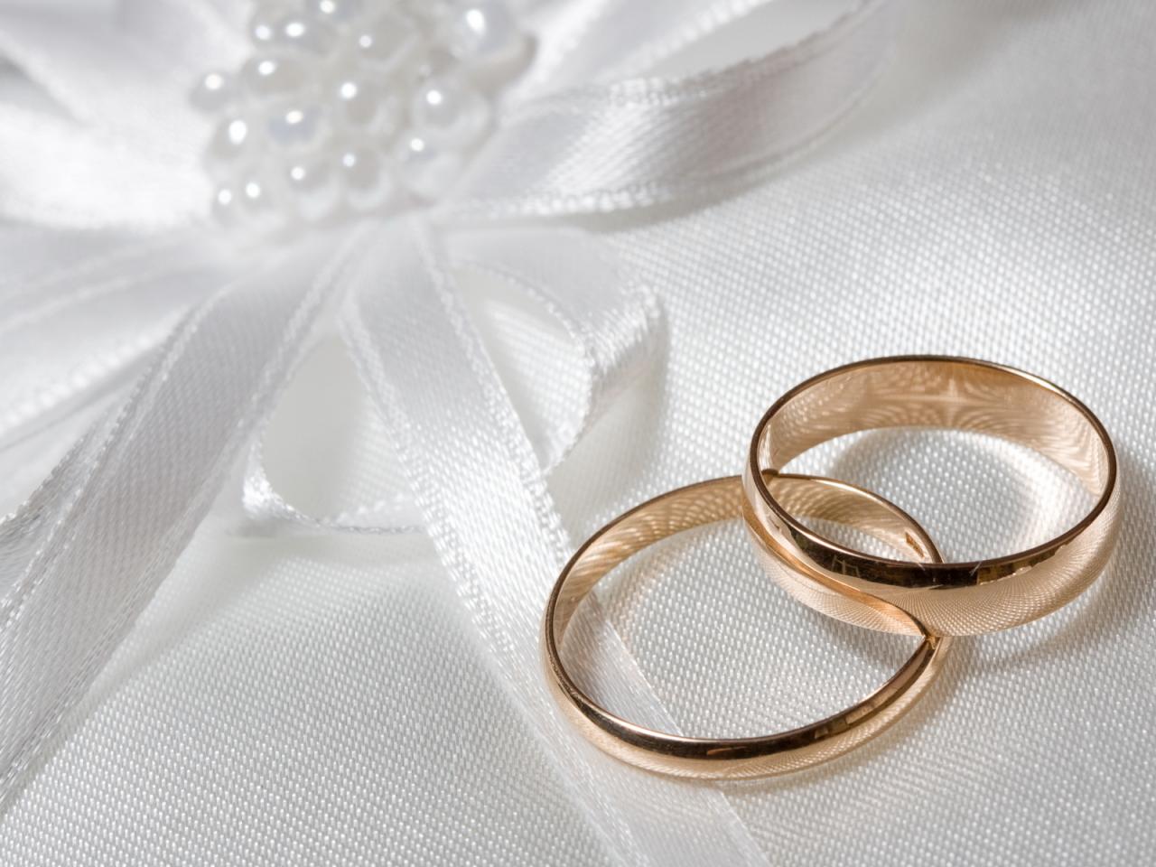 обои Два свадебных кольца на платье фото