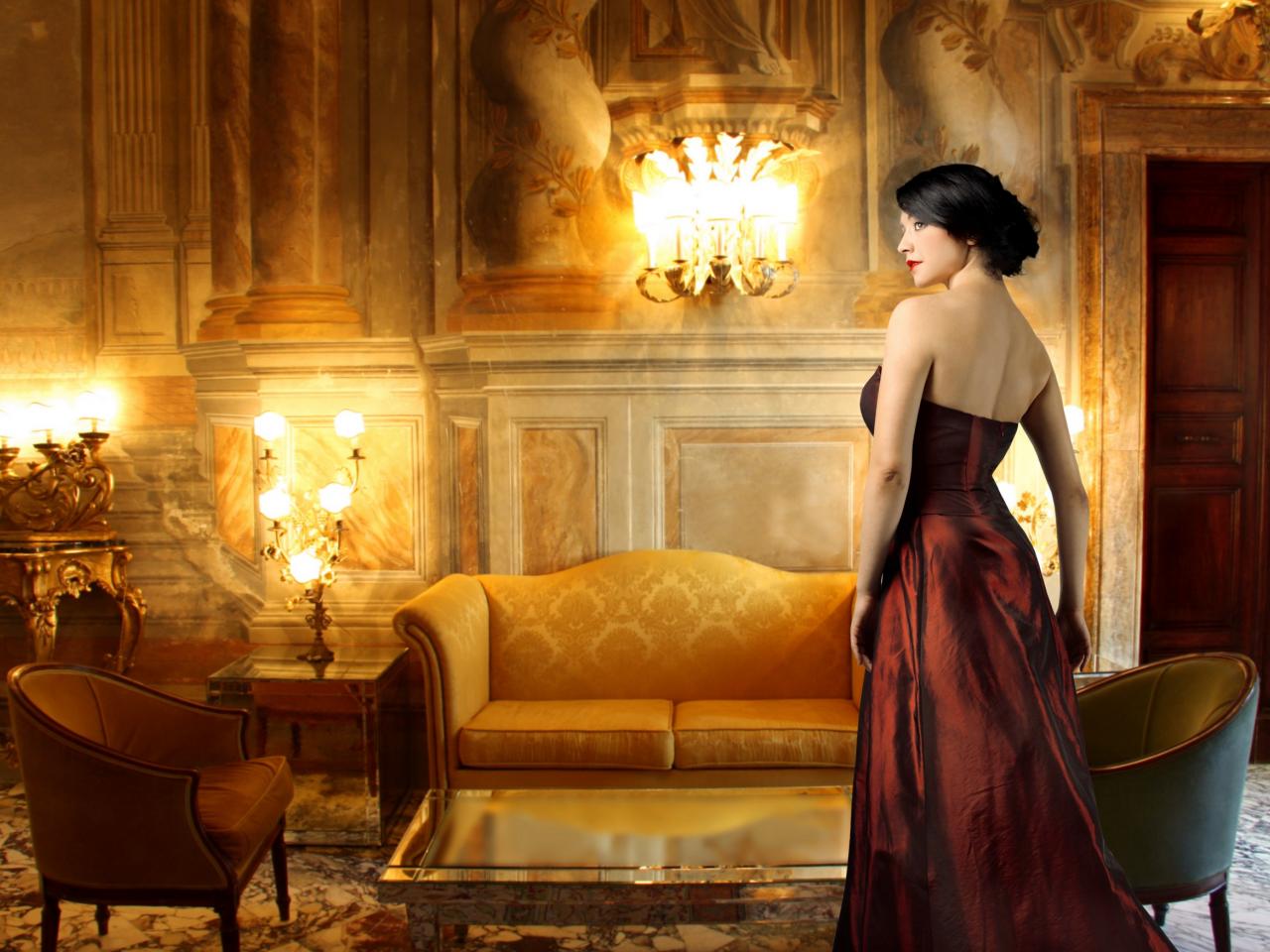 обои Девушка в платье в аристократичной комнате фото