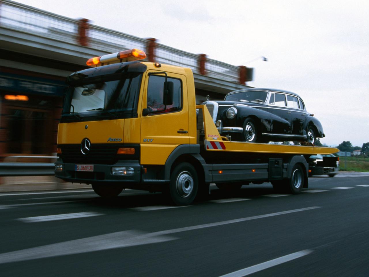 обои Mercedes-Benz Atego 917 Tow Truck 1998 бок фото