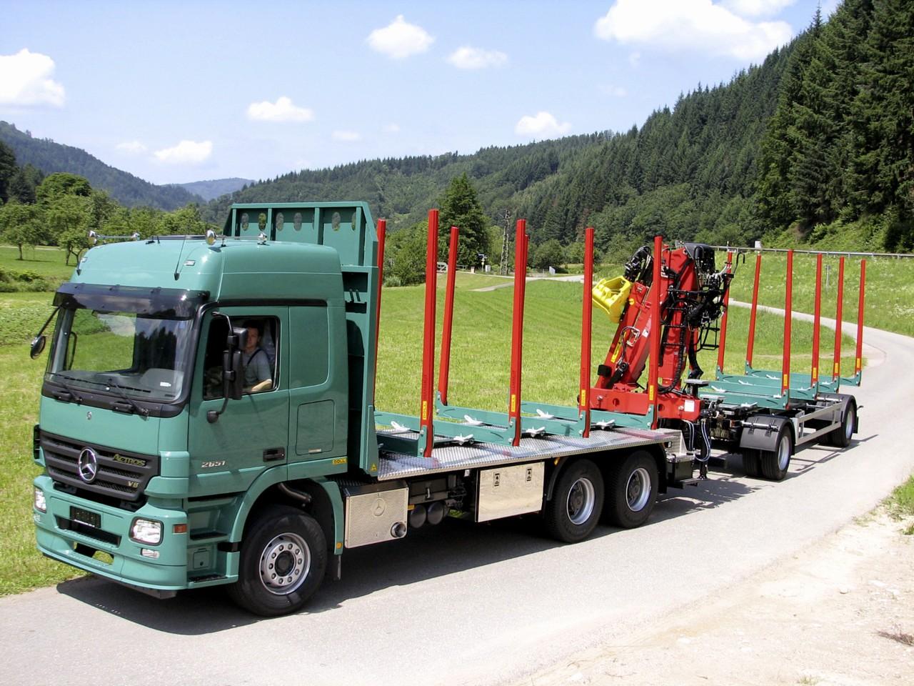 обои Mercedes-Benz Actros 2651 Timber Truck (MP2) 2002 перед фото