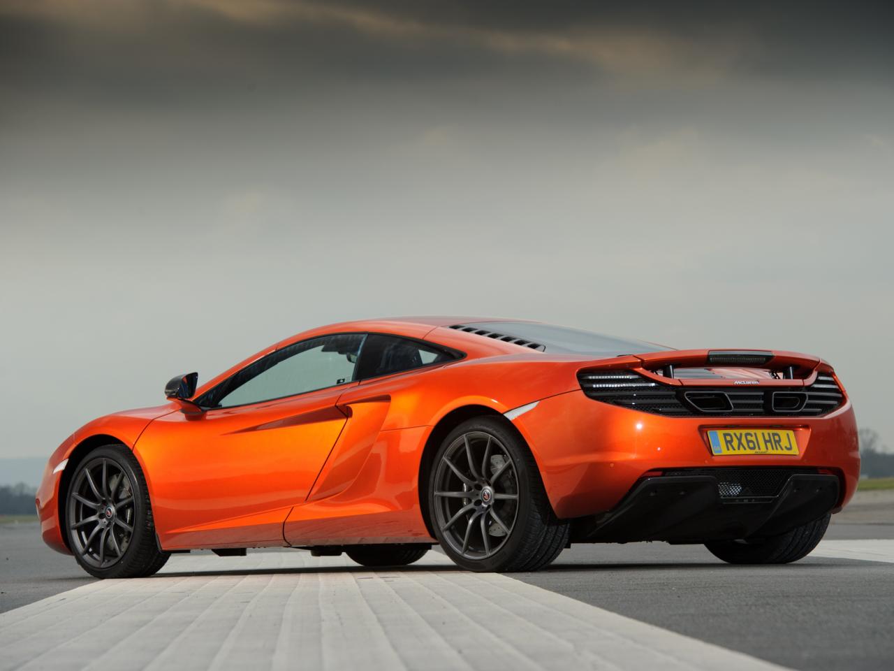 обои McLaren MP4-12C UK-spec 2011 боком фото