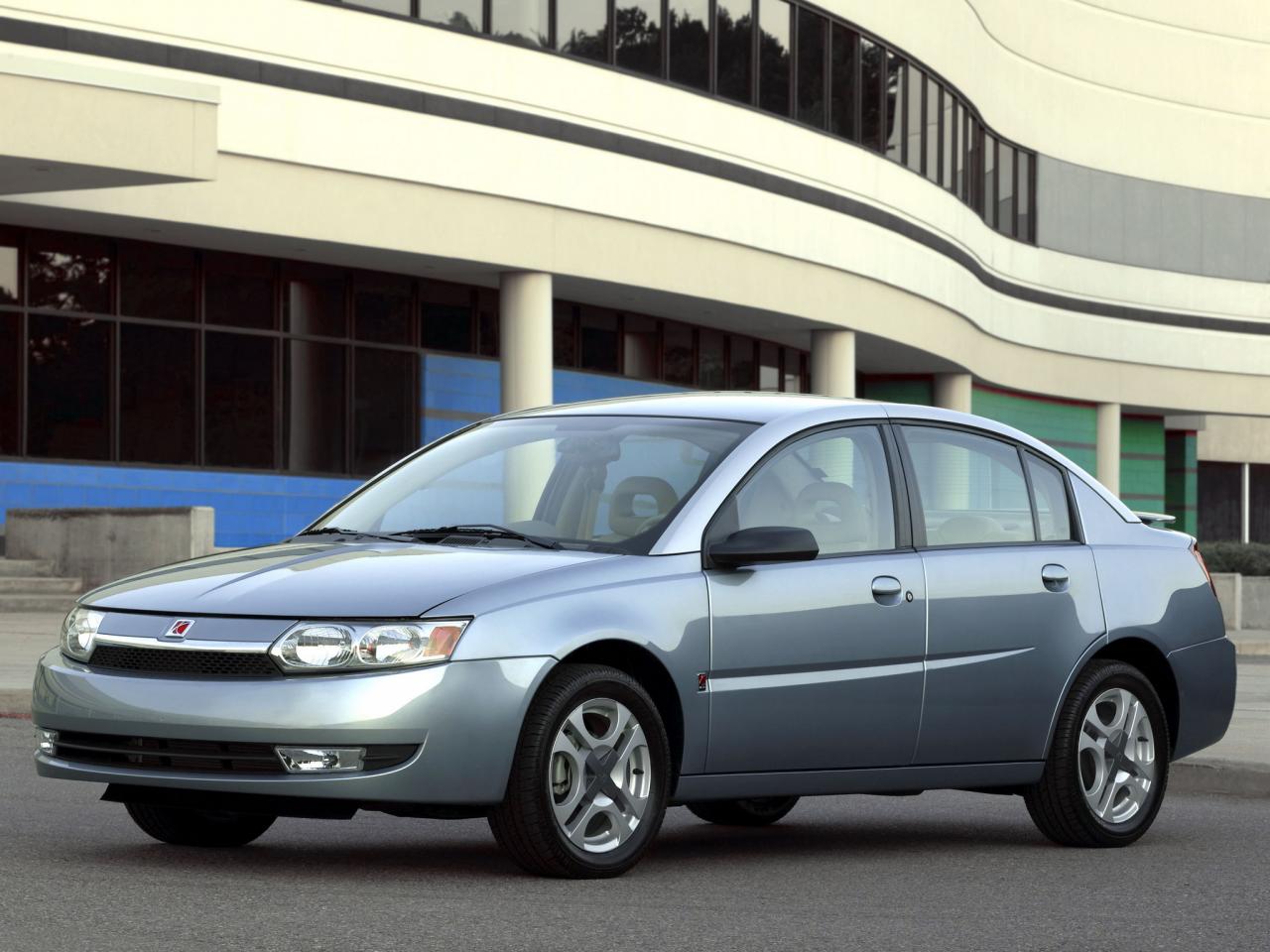 обои Saturn Ion 2002 у здания фото