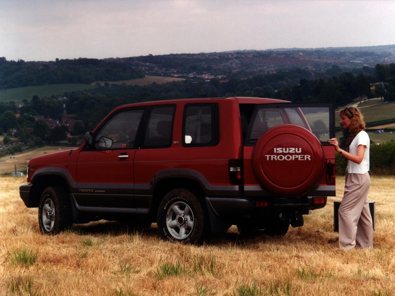 обои Isuzu Trooper SWB UK-spec 1992 девушка фото