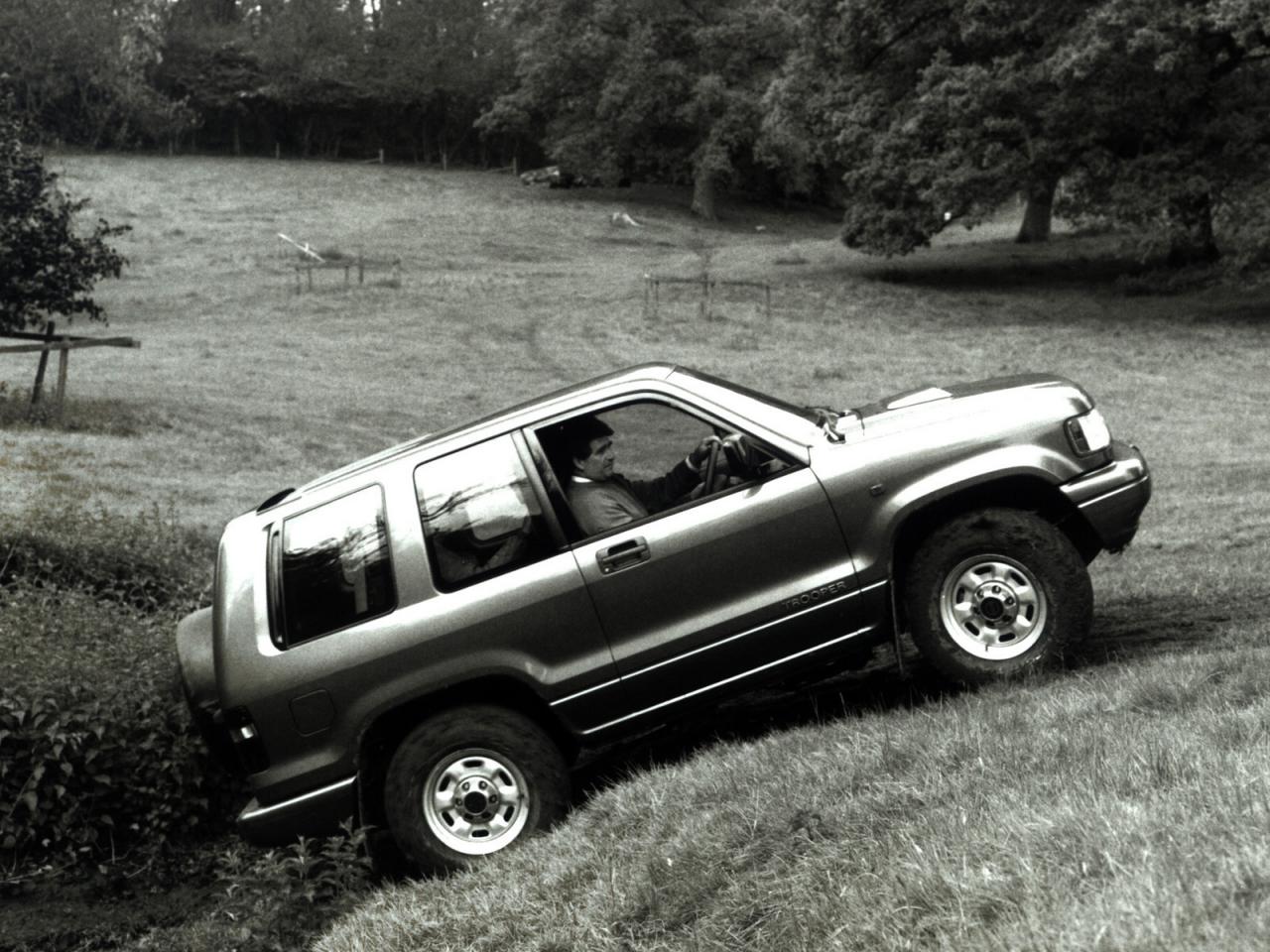 обои Isuzu Trooper SWB UK-spec 1992 подъем фото