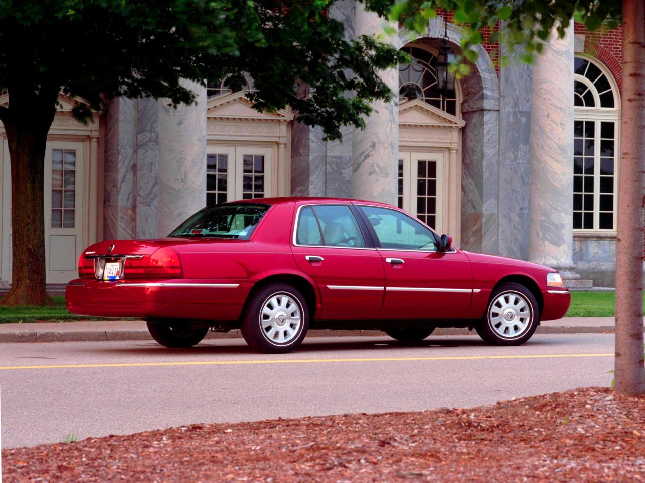 обои Mercury Grand Marquis 2003 красная фото