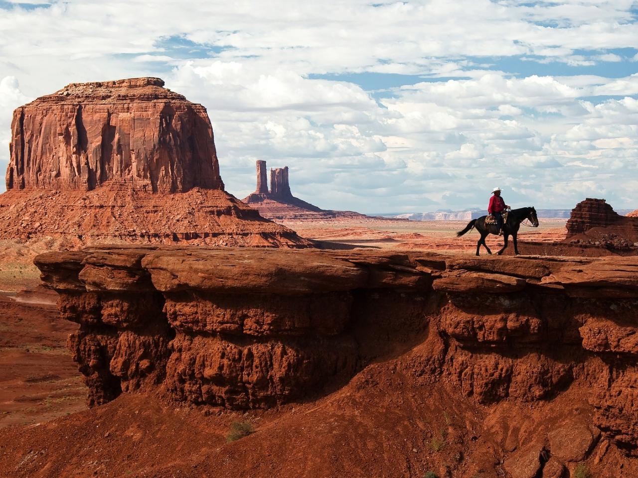 обои Мужчина на коне среди скал фото