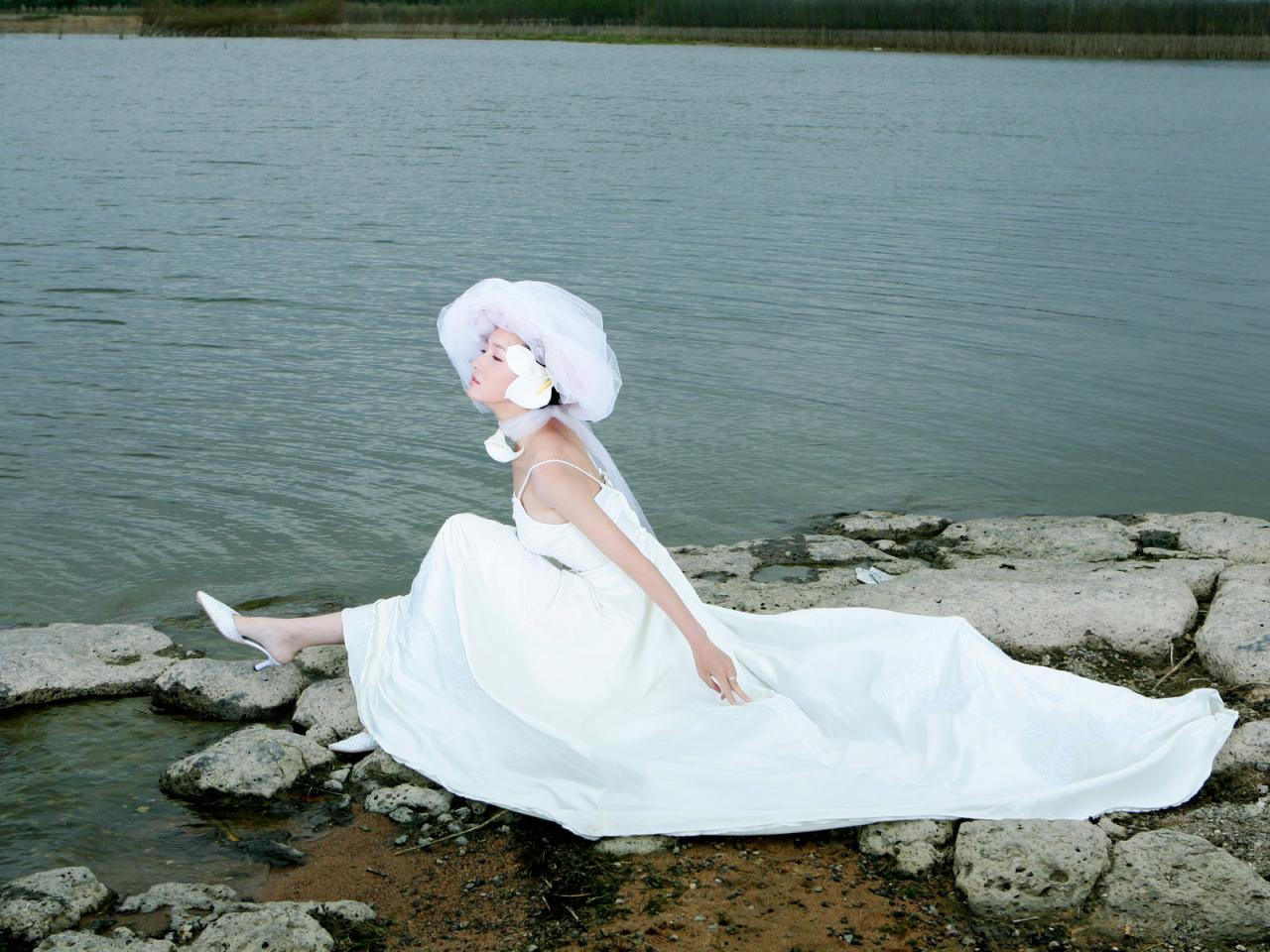обои В свадебном платье у озера фото