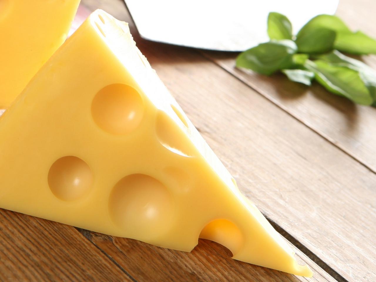 обои Вкусный сыр в дырочку фото