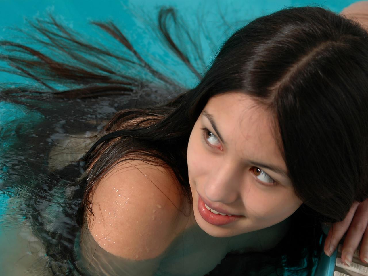 обои Девушка обмочила кончики волос в бассейне фото