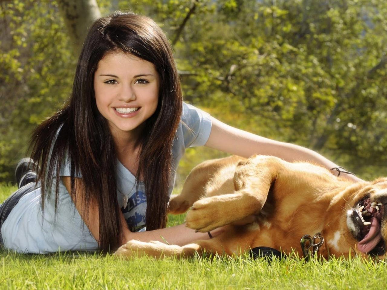 обои Обоятельная девушка с собакой на траве фото