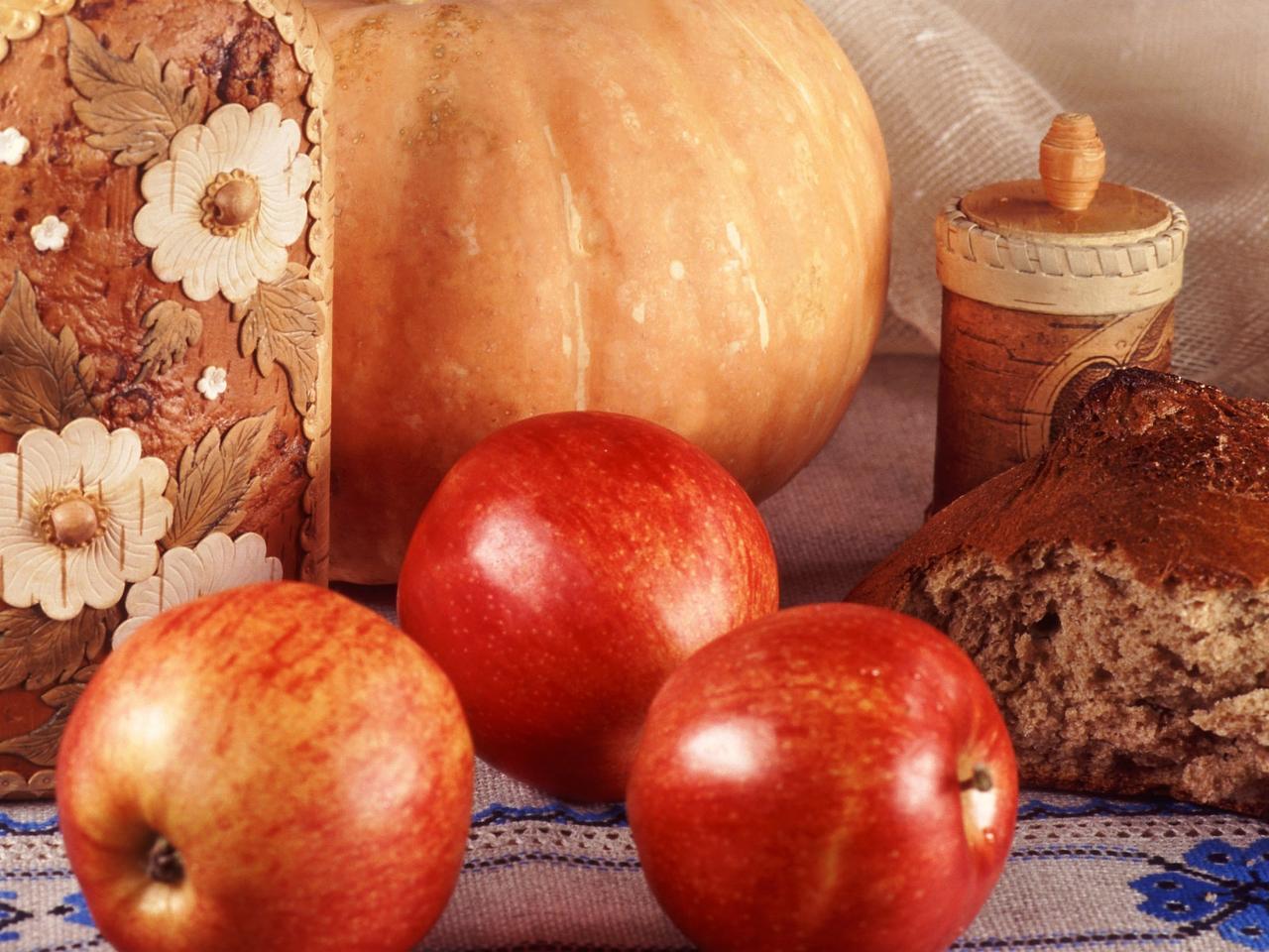обои Яблока,   тыква и хлеб к столу фото