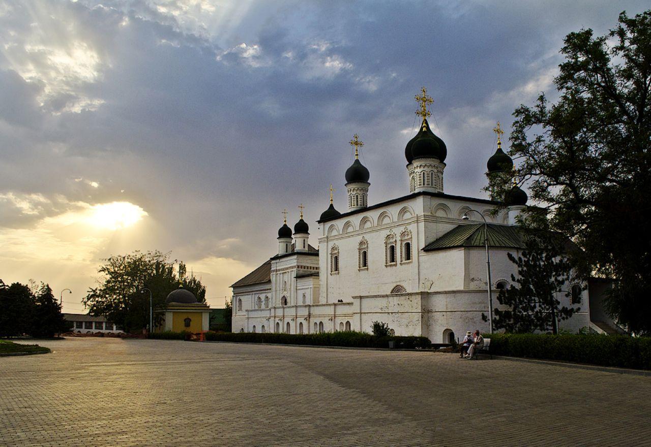 обои Троицкий монастырь в Астраханском кремле фото