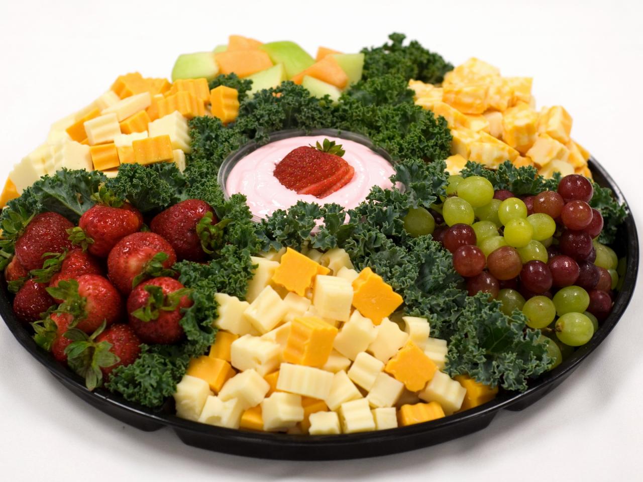 обои Сыр и фрукты на блюде фото