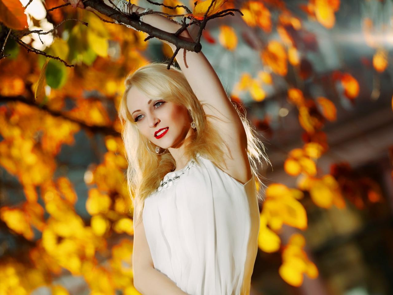 обои Золотая осень и блондинка фото