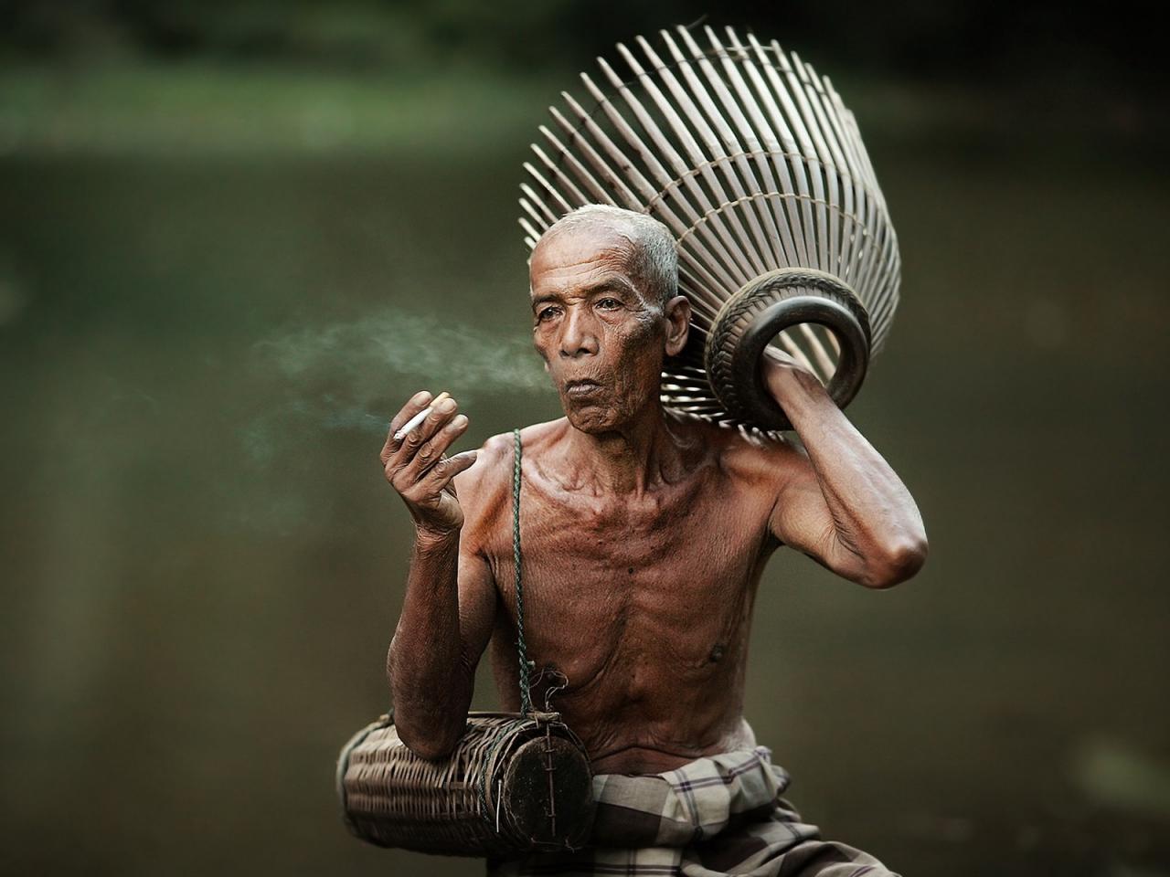 обои Индеец курит сигарету фото