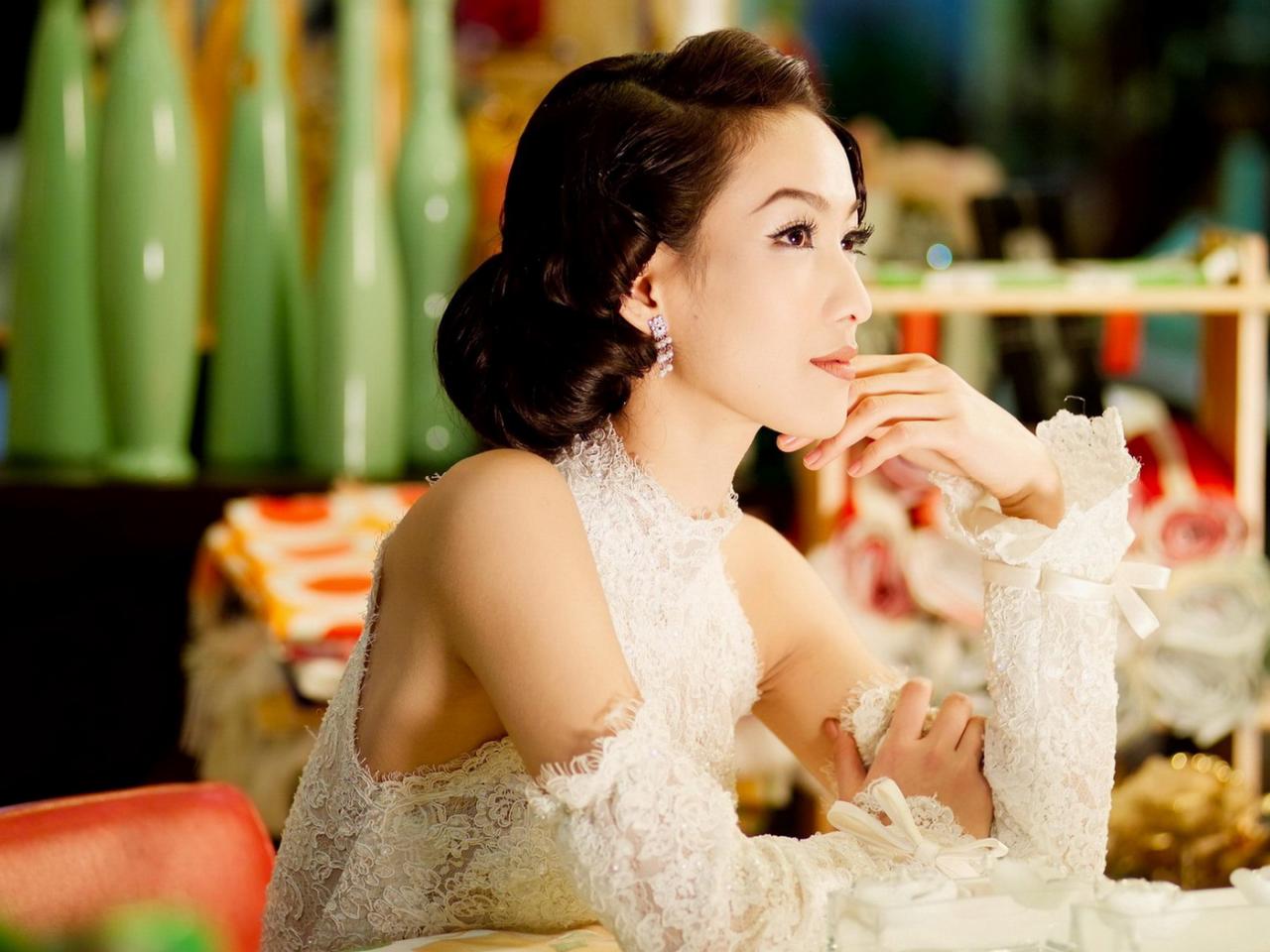 обои Красивая азиатка в белом платье фото