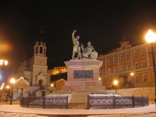 обои Памятник Минину и Пожарскому в Нижнем Новгороде фото