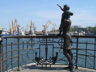 обои Памятник жене моряка в Одессе фото