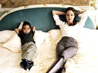 обои Анджелина Джоли с приемным сыном фото