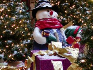 обои Снеговик с подарками фото