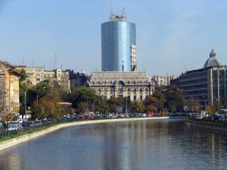 обои Река Дымбовица в центре Бухареста фото