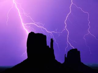 обои Lightning Over the Mittens, Monument Valley, Arizona фото