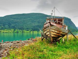 обои Лодка на берегу зеленого озера фото