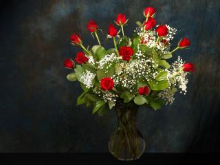 обои Букет красных роз с белыми цветками фото