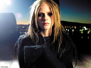 обои Avril Lavigne с темными глазами фото