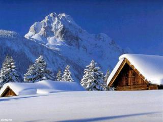 обои для рабочего стола: Домик укрытый снегом на фоне гор