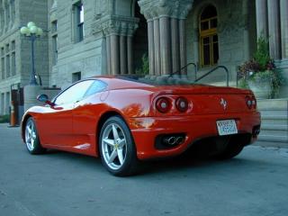 обои Ferrari в лучах солнца фото