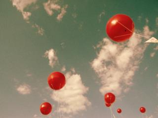 обои Красные воздушные шарики в небе фото