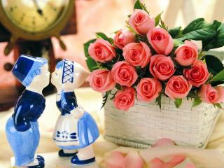 обои для рабочего стола: Корзинка с розами и статуэтка влюбленных