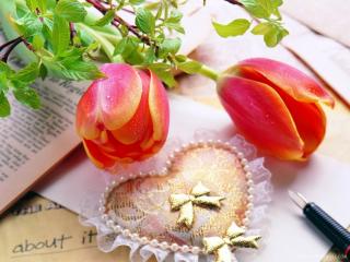 обои Сердечко и тюльпаны на столе фото