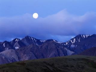 обои Луна над горами фото