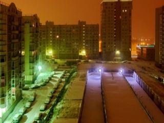 обои Первый снег в ночном городе фото