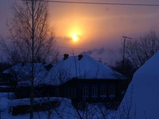 обои Зимнее солнце над деревней фото