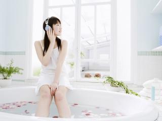 обои Азиатка слушает музыку в ванной фото
