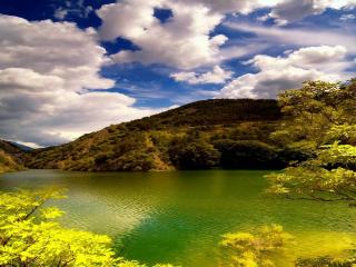 обои Озеро с зеленой вoдой фото
