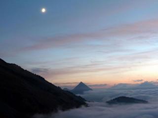 обои Горы,   туман и луна фото