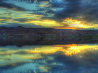 обои Золотой закат солнца сквозь облака над озером фото