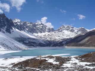 обои Небольшоe озеро среди заснеженных гор фото