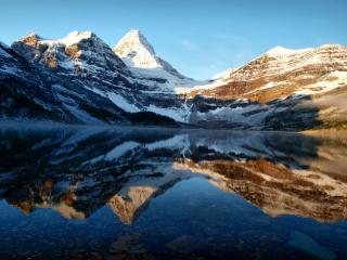 обои Вершины гор в небольшом снегу и озеро фото